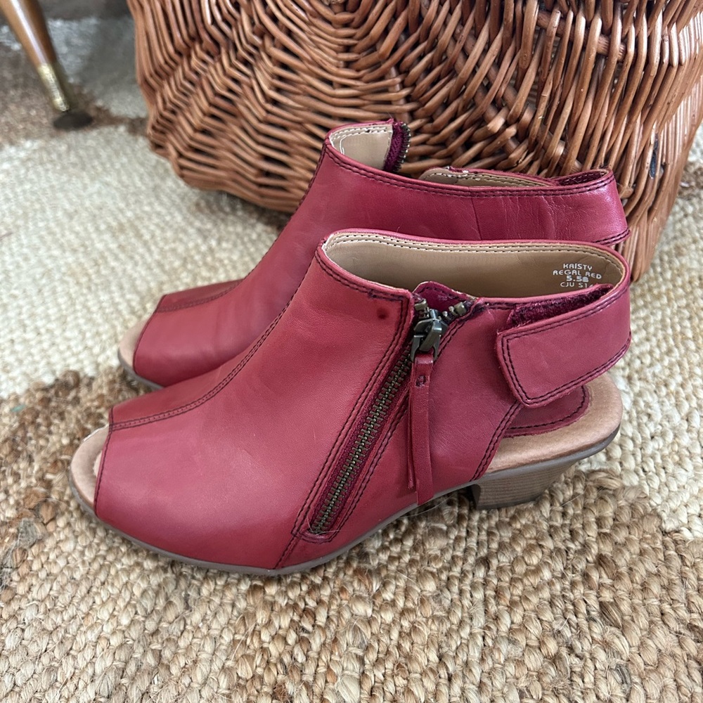 Earth women’s open toe sandals